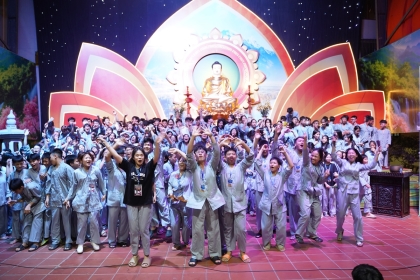 Ngày thứ ba khóa tu tuổi trẻ 'Con về bên Phật' 2023 tại chùa Bằng